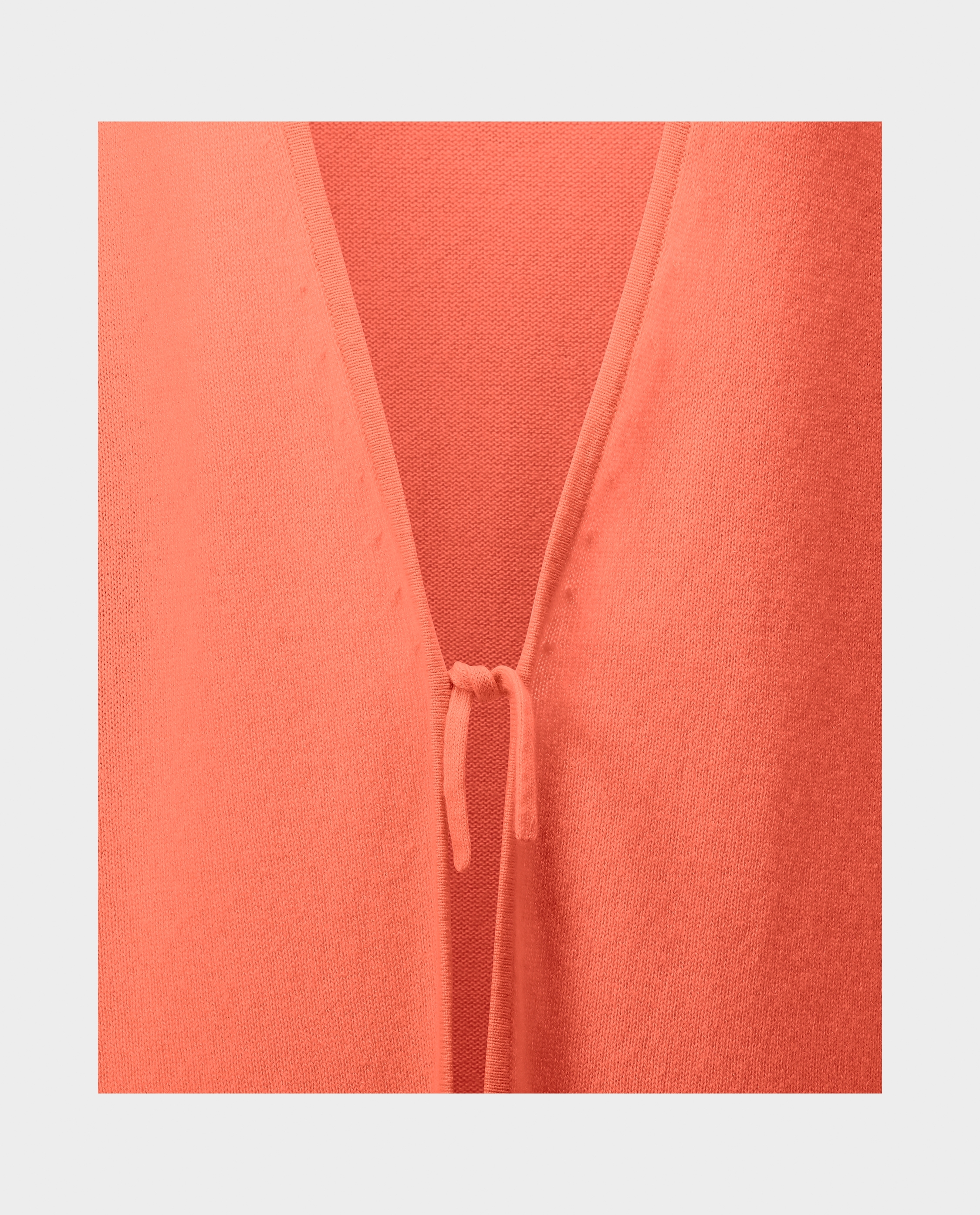 V-Ausschnitt Strickjacke mit Tailierter Schnitt White